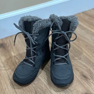 Kids Columbia Snow Boots size 3.